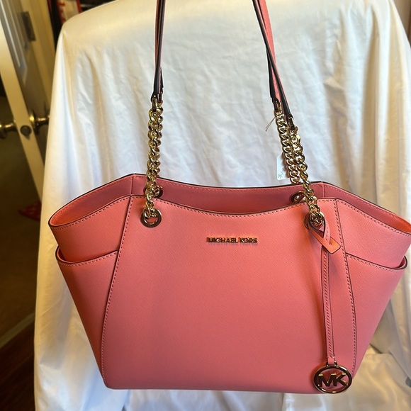 NWT Michael kors Jet set travel purse! Comes with dust bag. Retails $378. Pink! - Picture 7 of 8